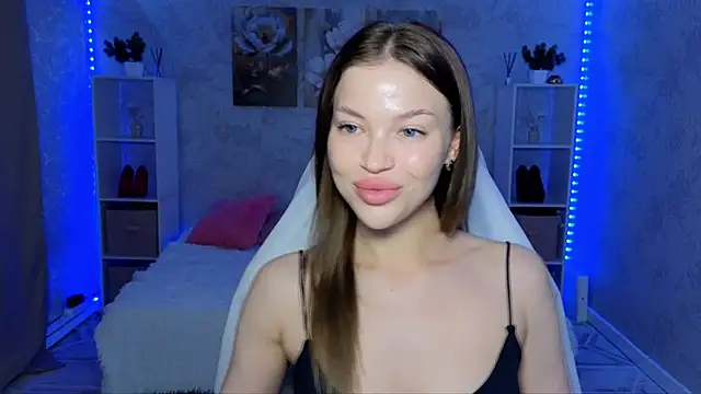Snapshot of EmmyMills chatting on June 14, 2026, 3:58 pm EmmyMills online show from June 14, 2026, 3:58 pm