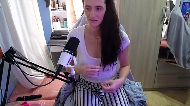 Snapshot of MemiKouki chatting on October 25, 2025, 5:19 pm MemiKouki online show from October 25, 2025, 5:19 pm