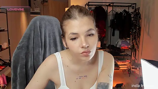 Snapshot of AnnaTrueno chatting on October 3, 2025, 6:05 pm AnnaTrueno online show from October 3, 2025, 6:05 pm