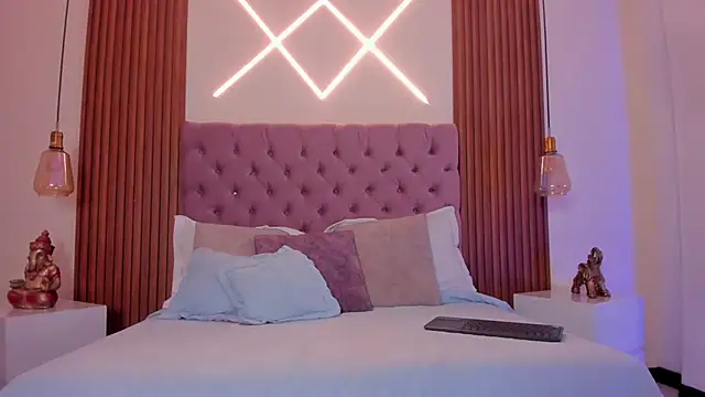 Sophia turneer online show from December 13, 2025, 8:04 pm