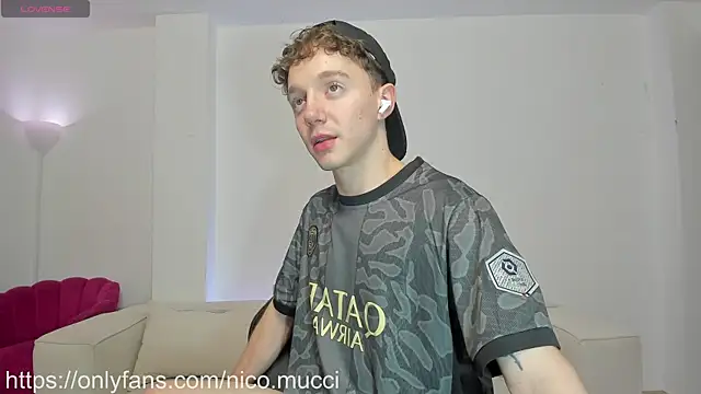 Snapshot of niico_18 chatting on December 31, 2024, 10:26 am niico 18 online show from December 31, 2024, 10:26 am