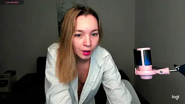 MiaThaine online show from December 8, 2024, 1:02 am