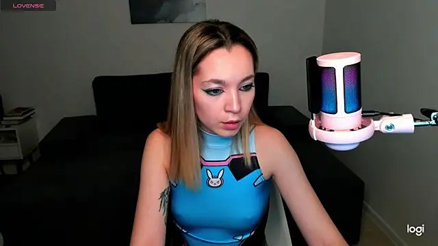 MiaThaine online show from December 11, 2024, 1:49 pm