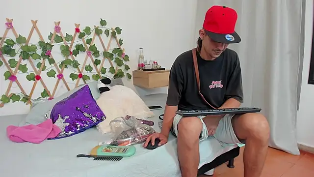 Snapshot of Zamu_1992 chatting on March 11, 2025, 4:43 am Zamu 1992 online show from March 11, 2025, 4:43 am