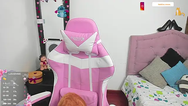 Katalina novoa online show from March 15, 2026, 2:39 am