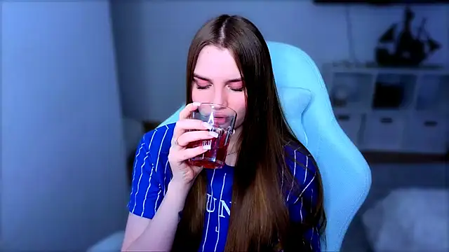 StellaLawless online show from December 18, 2025, 9:21 pm