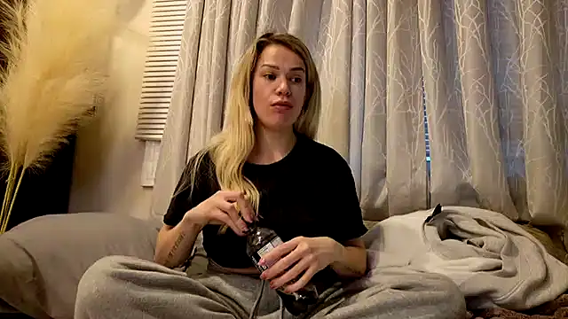 Snapshot of kianaxxx chatting on January 7, 2026, 12:13 am kianaxxx online show from January 7, 2026, 12:13 am