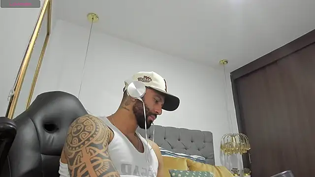 Snapshot of Yorby_Maxx1 chatting on December 27, 2024, 8:18 pm Yorby Maxx1 online show from December 27, 2024, 8:18 pm