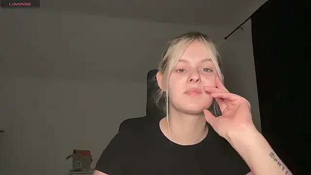 Allylove03 online show from September 24, 2025, 5:27 pm