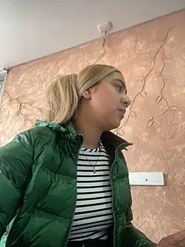 Snapshot of Miabonnett_ chatting on October 18, 2025, 12:06 pm Miabonnett online show from October 18, 2025, 12:06 pm