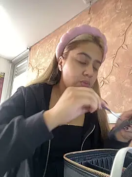 Snapshot of Miabonnett_ chatting on October 20, 2025, 12:05 pm Miabonnett online show from October 20, 2025, 12:05 pm