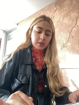 Snapshot of Miabonnett_ chatting on November 7, 2025, 12:05 pm Miabonnett online show from November 7, 2025, 12:05 pm