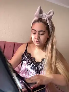 Snapshot of Miabonnett_ chatting on November 11, 2025, 12:27 pm Miabonnett online show from November 11, 2025, 12:27 pm