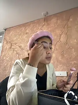 Miabonnett  online show from December 4, 2025, 12:14 pm