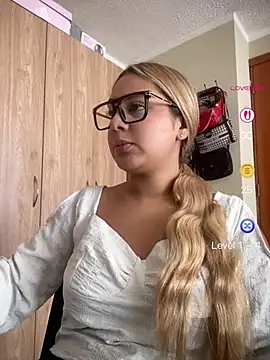 Miabonnett  online show from May 8, 2026, 3:06 pm