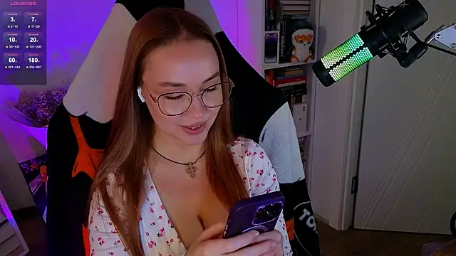 Snapshot of Emili1- chatting on October 11, 2025, 10:25 am Emili1- online show from October 11, 2025, 10:25 am