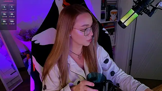 Snapshot of Emili1- chatting on October 12, 2025, 11:42 am Emili1- online show from October 12, 2025, 11:42 am