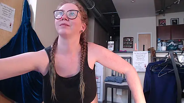 littlelustlamb online show from October 8, 2025, 5:32 pm