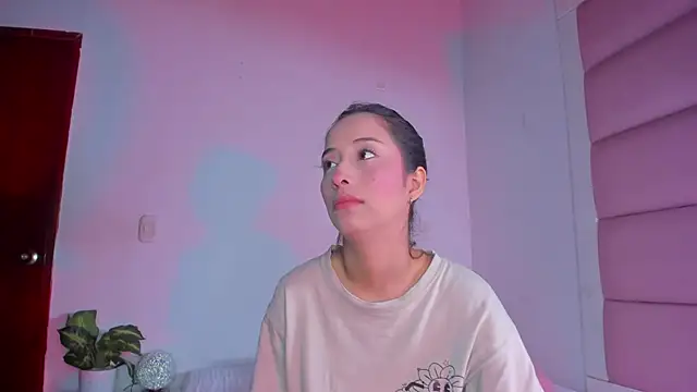 Snapshot of little-Emma chatting on October 2, 2025, 3:13 am little-Emma online show from October 2, 2025, 3:13 am