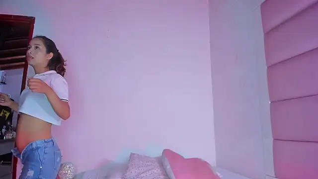 Snapshot of little-Emma chatting on October 4, 2025, 3:15 am little-Emma online show from October 4, 2025, 3:15 am