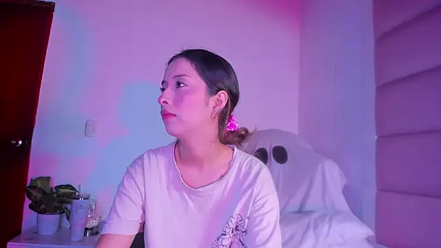 Snapshot of little-Emma chatting on October 11, 2025, 3:06 am little-Emma online show from October 11, 2025, 3:06 am