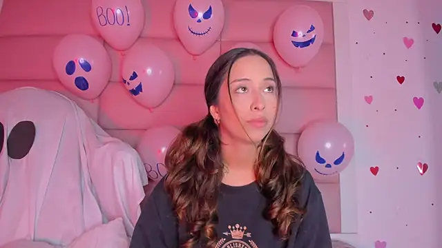 Snapshot of little-Emma chatting on October 13, 2025, 12:21 am little-Emma online show from October 13, 2025, 12:21 am