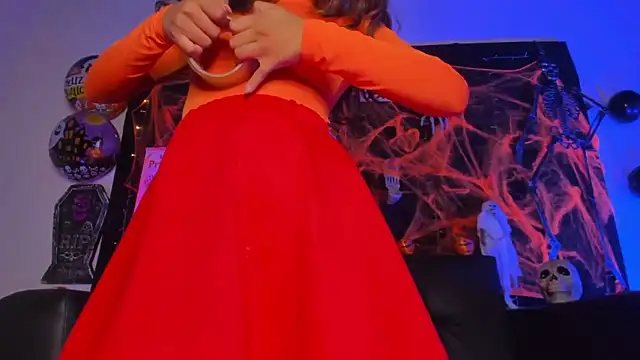 Snapshot of little-Emma chatting on October 31, 2025, 11:55 am little-Emma online show from October 31, 2025, 11:55 am