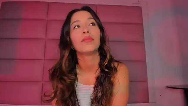 Snapshot of little-Emma chatting on November 15, 2025, 11:21 pm little-Emma online show from November 15, 2025, 11:21 pm