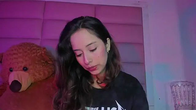 Snapshot of little-Emma chatting on December 19, 2025, 3:24 am little-Emma online show from December 19, 2025, 3:24 am