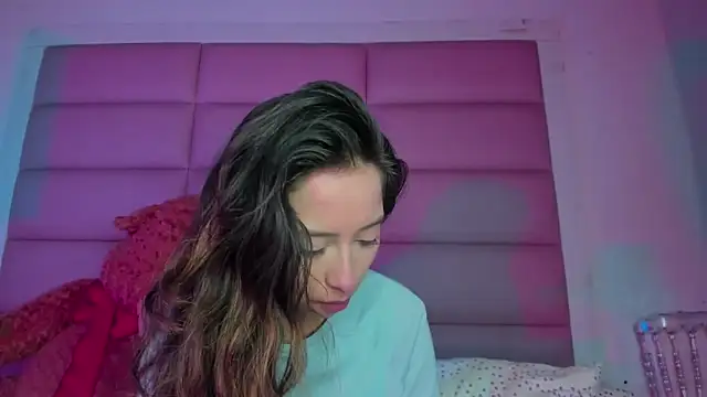 Snapshot of little-Emma chatting on December 22, 2025, 3:36 am little-Emma online show from December 22, 2025, 3:36 am