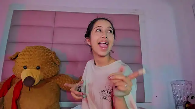 Snapshot of little-Emma chatting on December 23, 2025, 5:38 am little-Emma online show from December 23, 2025, 5:38 am