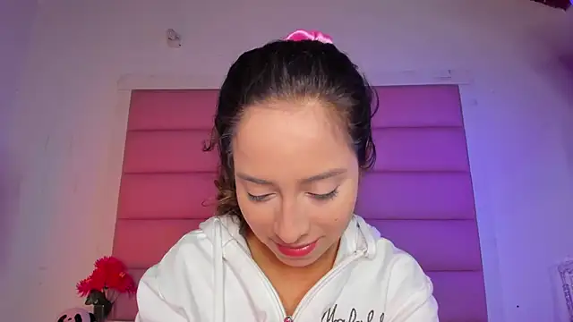 Snapshot of little-Emma chatting on January 12, 2026, 3:34 am little-Emma online show from January 12, 2026, 3:34 am