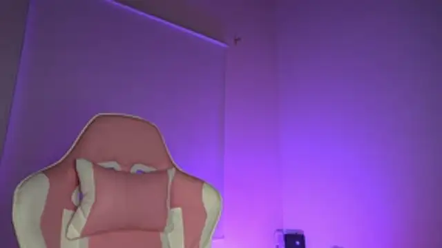 Snapshot of little-Emma chatting on February 7, 2026, 3:43 am little-Emma online show from February 7, 2026, 3:43 am