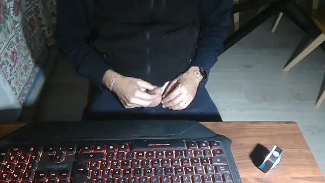 Snapshot of Adri_gard chatting on November 10, 2025, 9:36 pm Adri gard online show from November 10, 2025, 9:36 pm