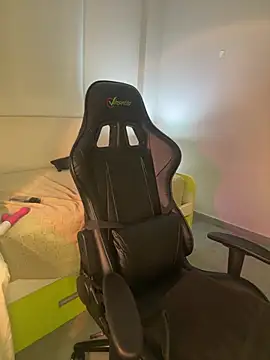 Snapshot of MisFrekcles_ chatting on December 13, 2024, 12:17 pm MisFrekcles online show from December 13, 2024, 12:17 pm