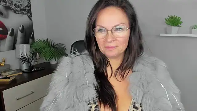 HelenLuxx online show from December 8, 2024, 10:30 am