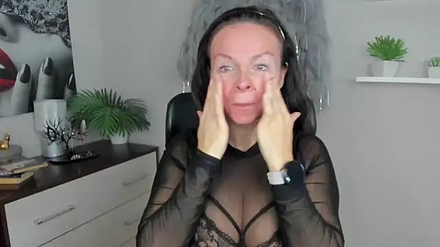 HelenLuxx online show from December 9, 2024, 6:45 am