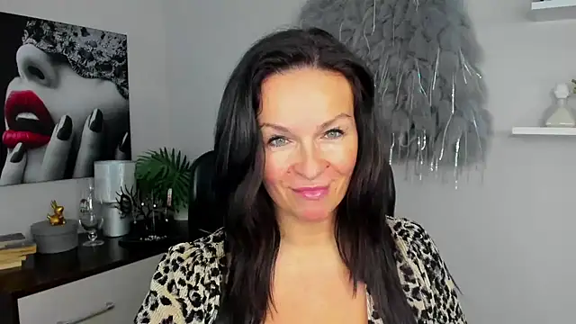 HelenLuxx online show from January 7, 2025, 2:30 pm