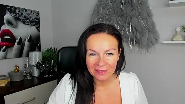 HelenLuxx online show from January 8, 2025, 10:15 am
