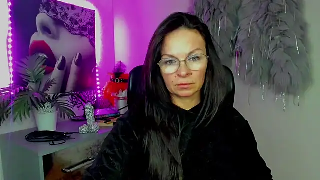HelenLuxx online show from February 3, 2026, 3:50 pm
