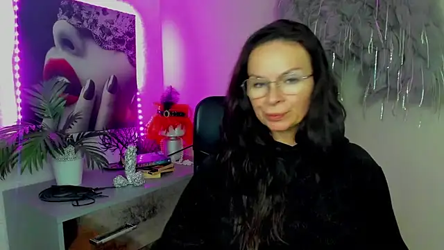 HelenLuxx online show from February 10, 2026, 5:17 pm