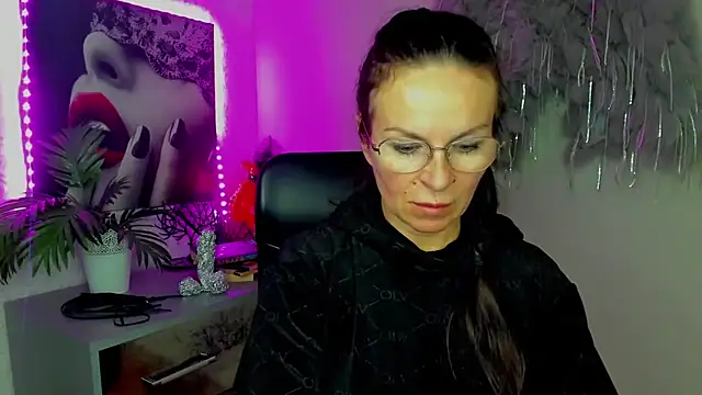 HelenLuxx online show from February 11, 2026, 3:50 pm