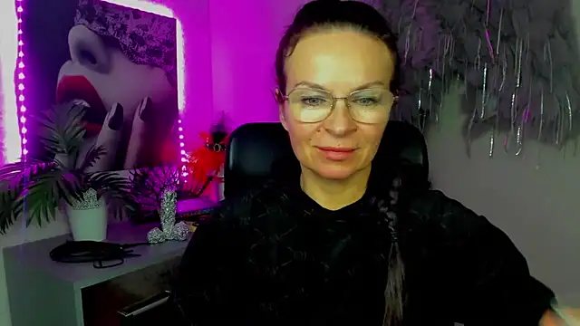 HelenLuxx online show from February 12, 2026, 2:34 pm