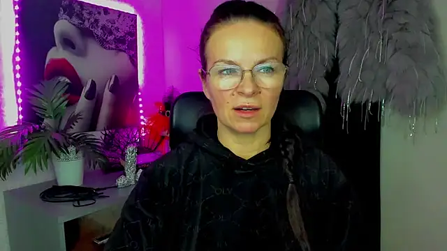 HelenLuxx online show from February 17, 2026, 4:02 pm
