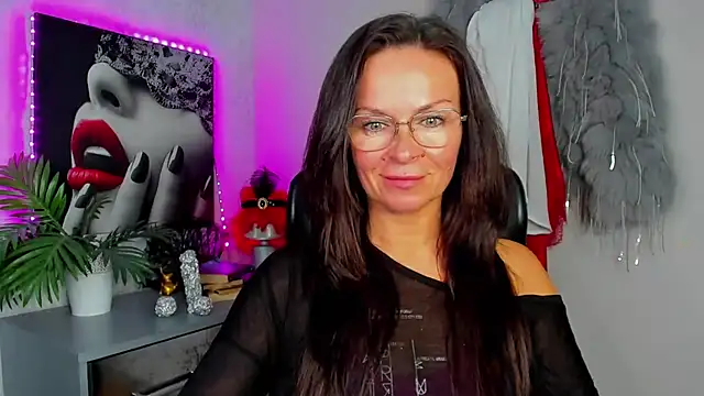 Snapshot of HelenLuxx chatting on June 15, 2026, 3:14 pm HelenLuxx online show from June 15, 2026, 3:14 pm