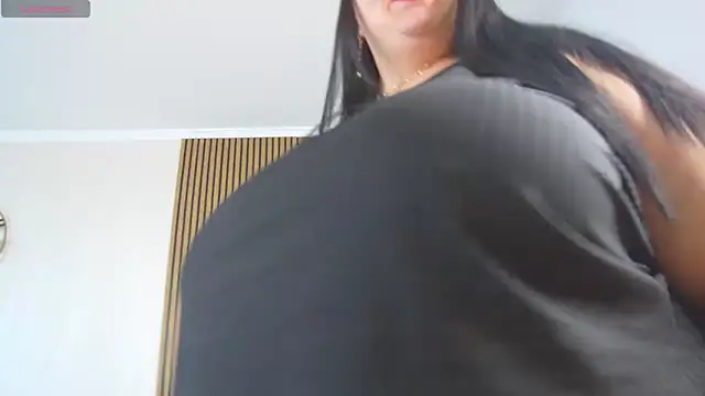 Snapshot of SofiaHanson chatting on November 2, 2025, 12:07 pm SofiaHanson online show from November 2, 2025, 12:07 pm