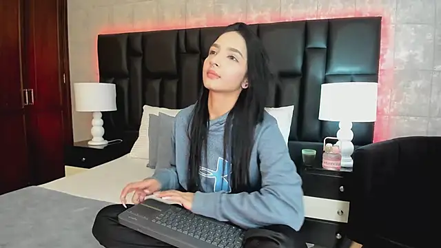 Snapshot of MiaSweeths chatting on February 6, 2025, 11:32 am MiaSweeths online show from February 6, 2025, 11:32 am