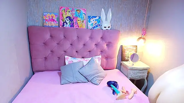 charlottemoonxz online show from March 28, 2026, 1:11 pm