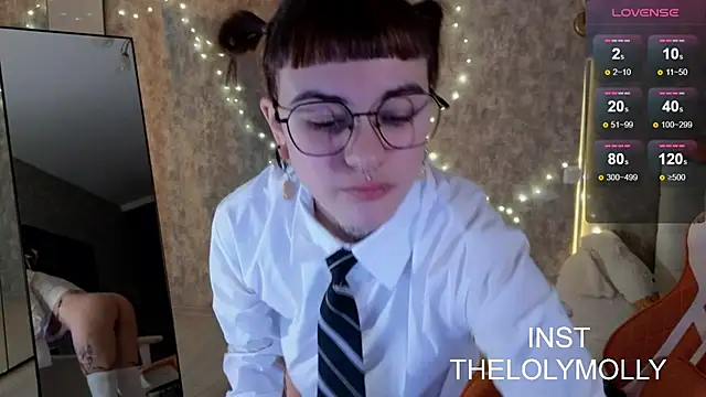 Snapshot of LolyMolli chatting on October 17, 2025, 10:07 am LolyMolli online show from October 17, 2025, 10:07 am