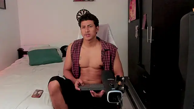 Snapshot of Ivano_joness chatting on November 10, 2025, 6:23 am Ivano joness online show from November 10, 2025, 6:23 am